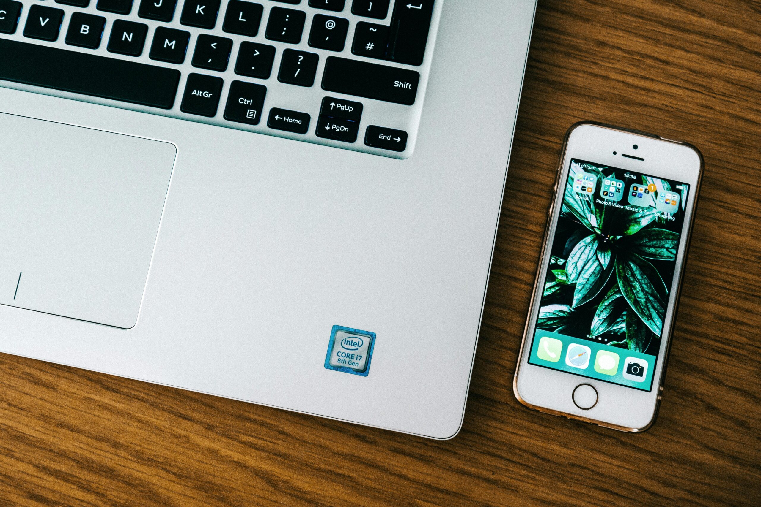 Empresa é condenada por exigir uso de celular e notebook pessoais sem ressarcimento
